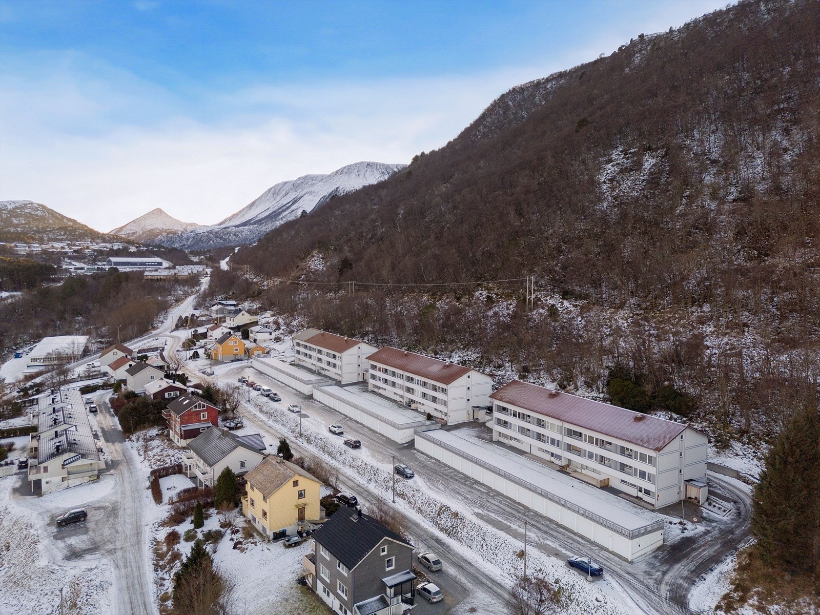 Kort veg til bla. dagligvarebutikk, og Brattvåg Senteret som tilbyr alt du trenger av servicetilbud samlet på ett sted. Galleribilde
