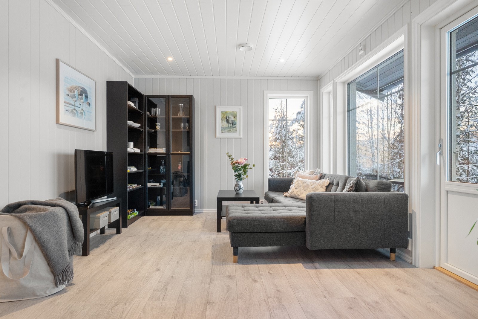 Downlights i himlingen gir behagelig belysning og bidrar til en moderne og innbydende stemning Galleribilde