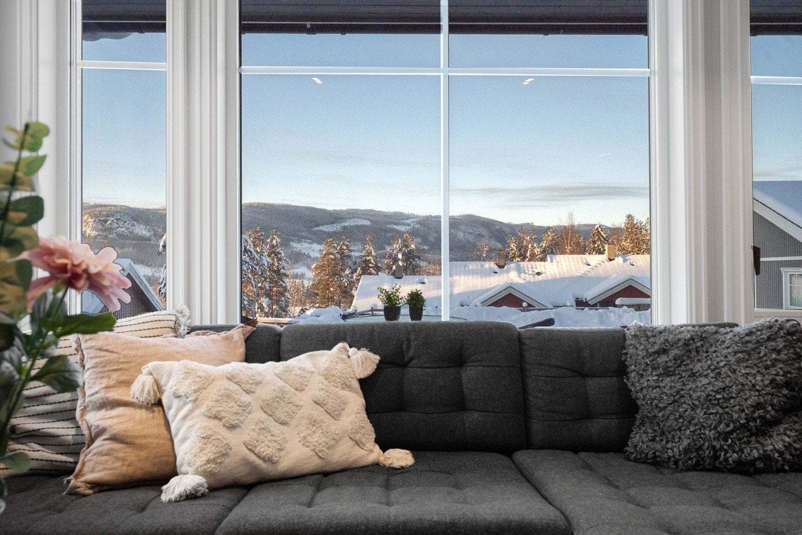 Stuen fremstår lys og romslig, med gode vindusflater som slipper inn rikelig med dagslys og bidrar til en lun og trivelig atmosfære Galleribilde