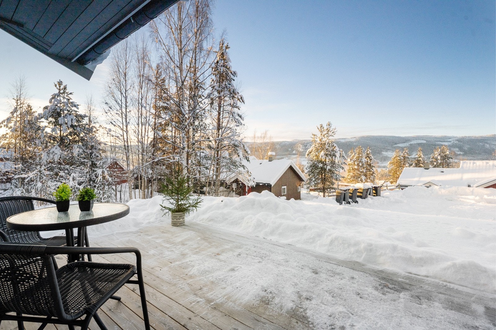 Nyt fine stunder ute på terrassen som er perfekt for morgenkaffe, grilling eller rolige kvelder utendørs Galleribilde