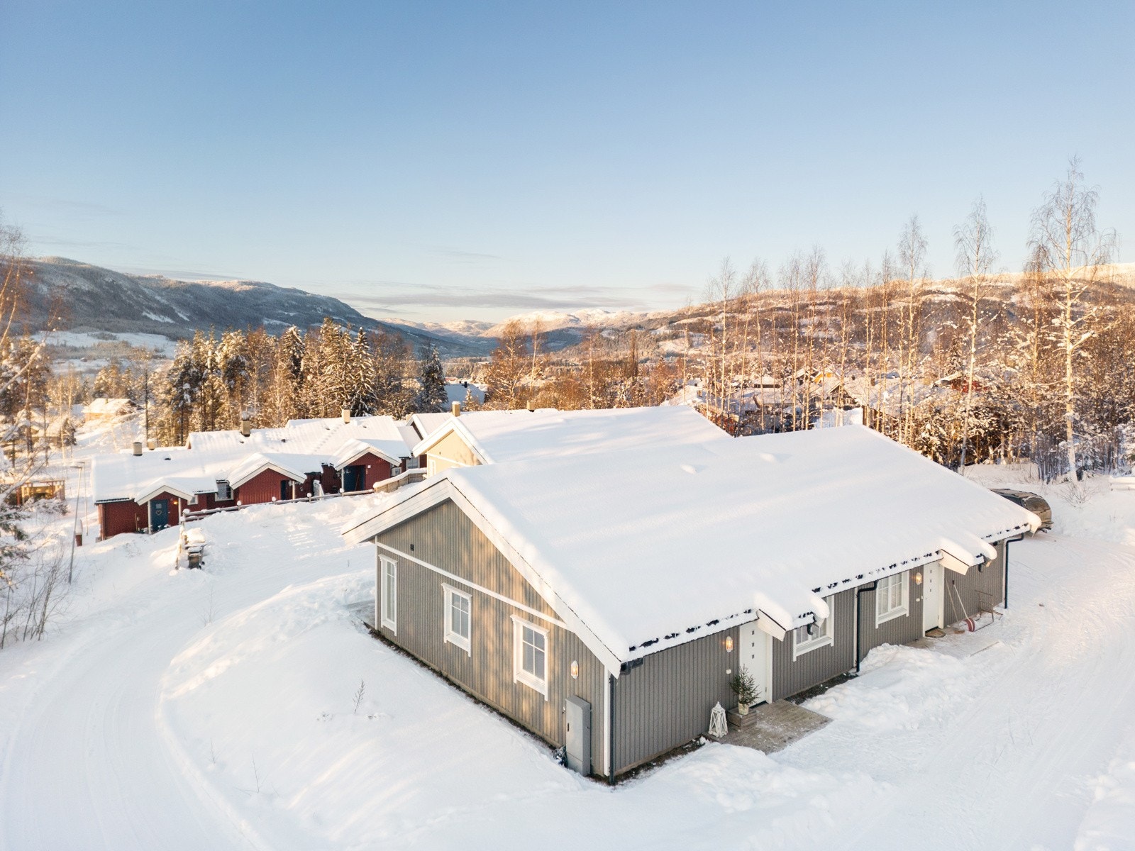 Eiendommen ligger rolig til innerst i vei, med flotte turmuligheter rett utenfor døren, inkludert tursti til populære Skålerudhuken. Galleribilde
