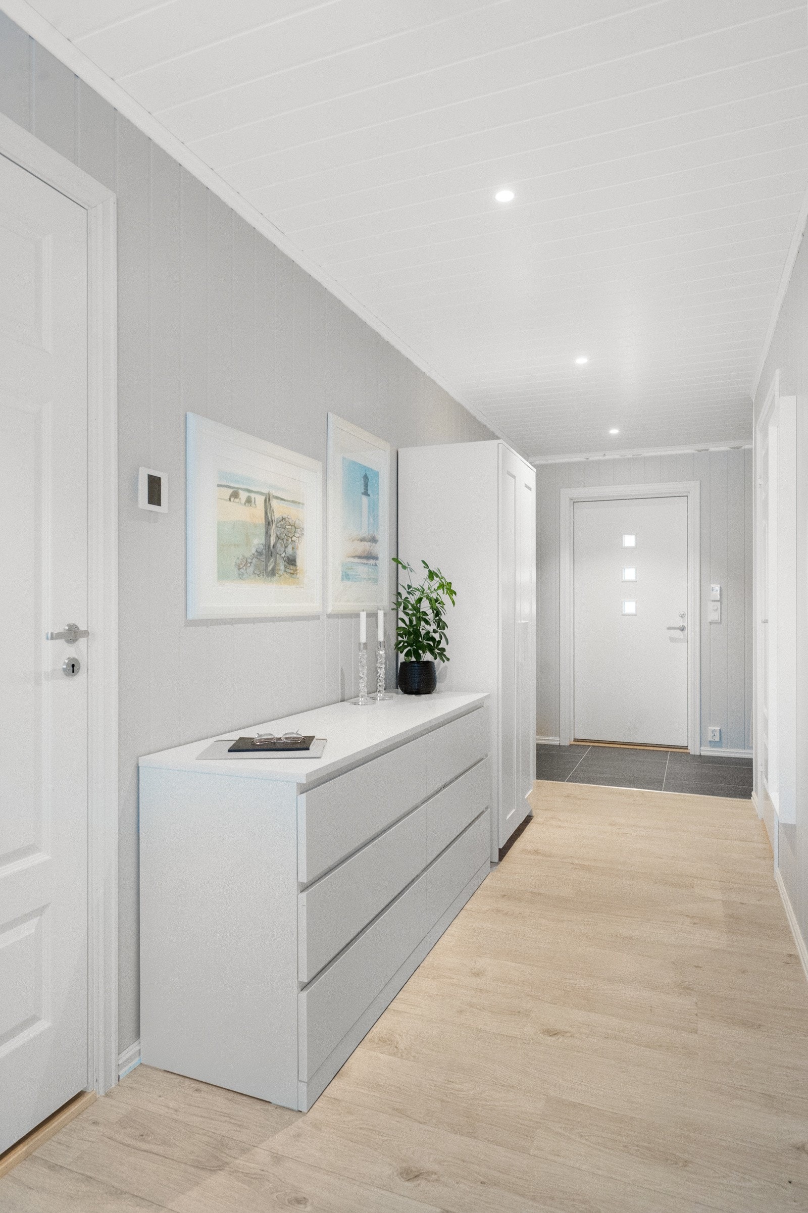 Med vannbåren gulvvarme i alle rom og gjennomtenkte materialvalg, ligger alt til rette for en lun og behagelig hverdag Galleribilde