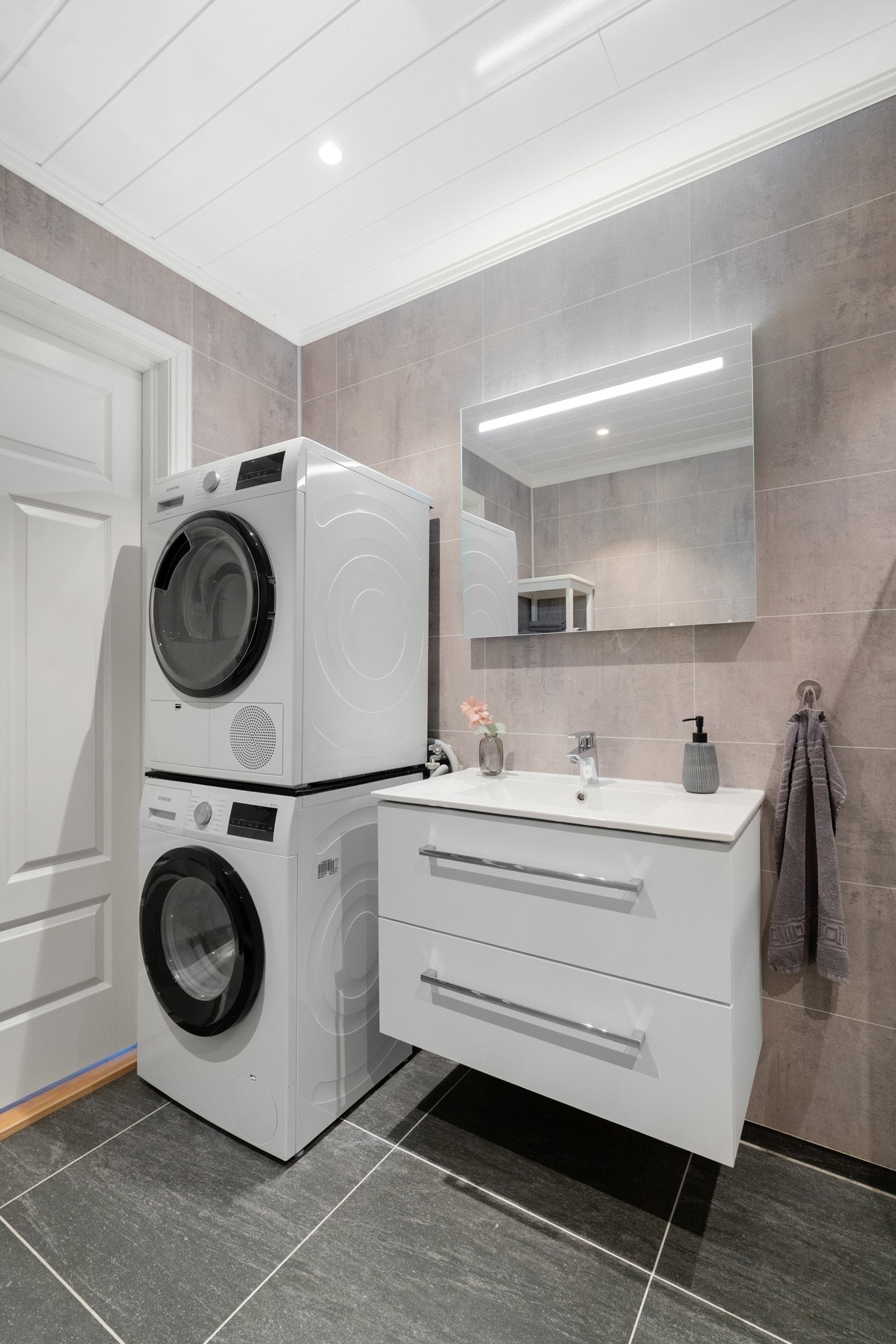 Her er det også opplegg for vaskemaskin og behagelig gulvvarme som gir ekstra komfort i hverdagen Galleribilde