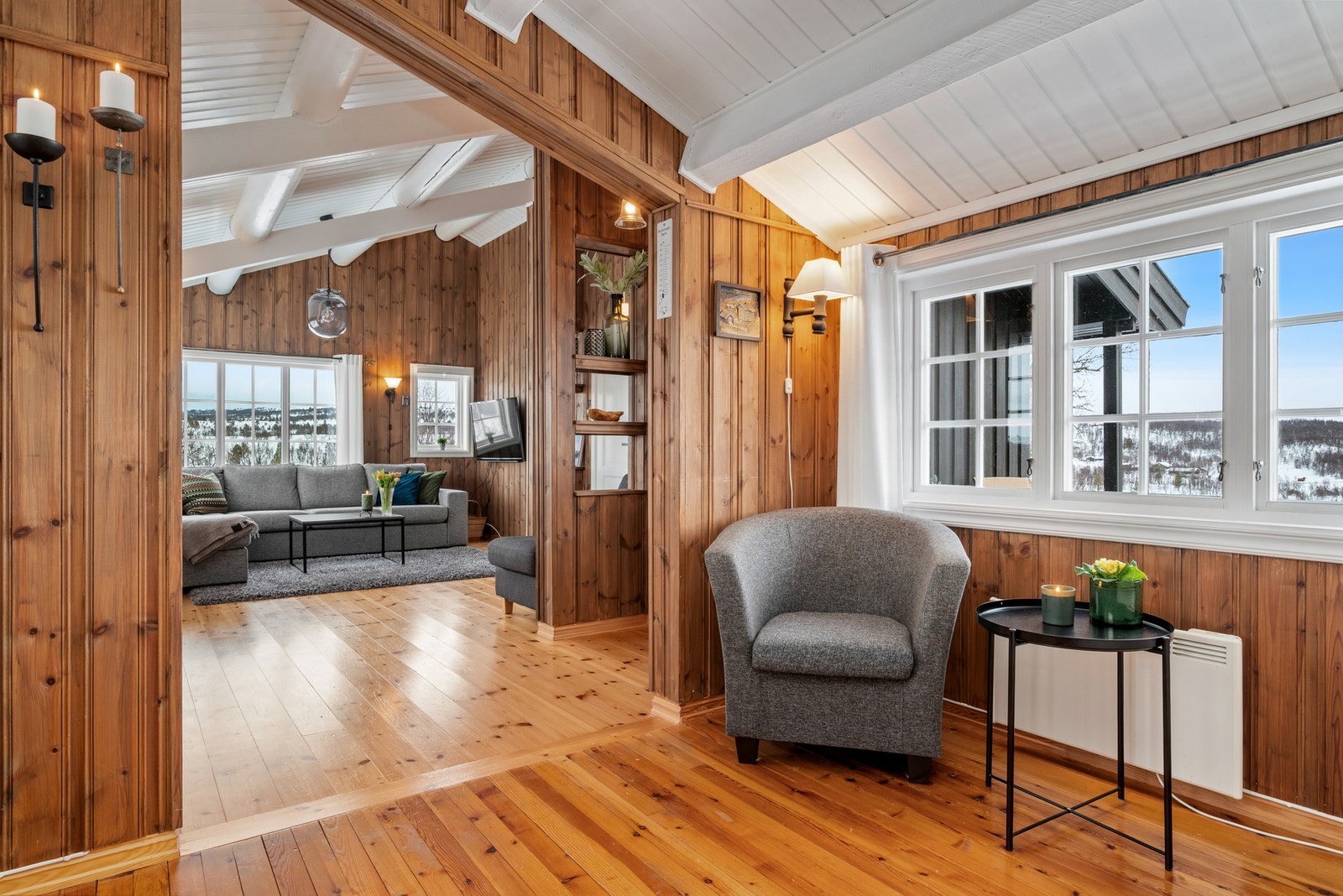 Det er gjennomgående tregulv og behandlet panel på veggene. Galleribilde