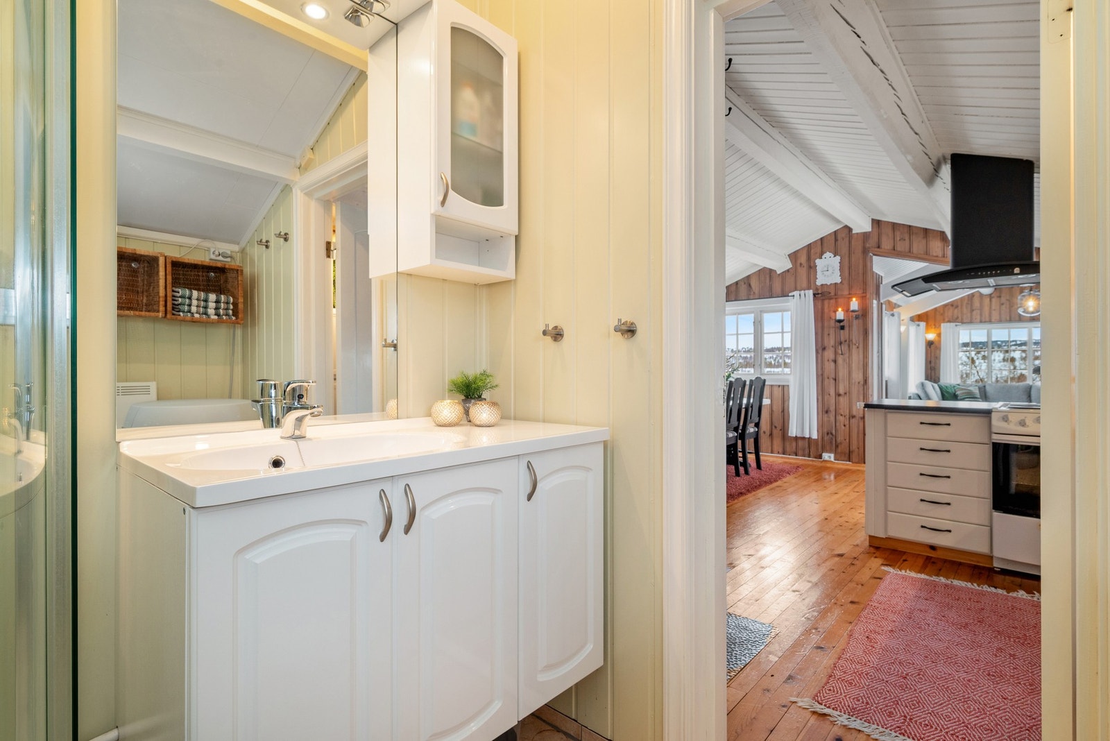 Utstyrt med servant, dusjkabinett og wc. Galleribilde