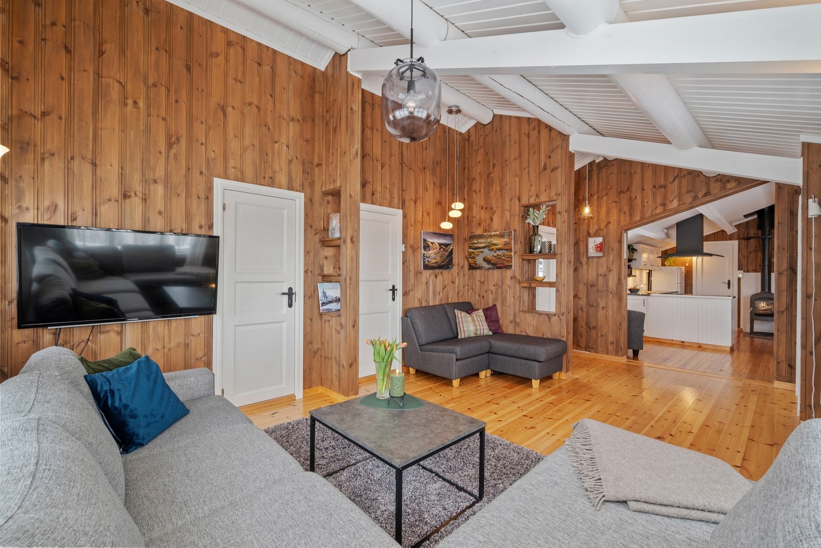 Fra stua har man utgang til terrassen og en liten veranda. Galleribilde