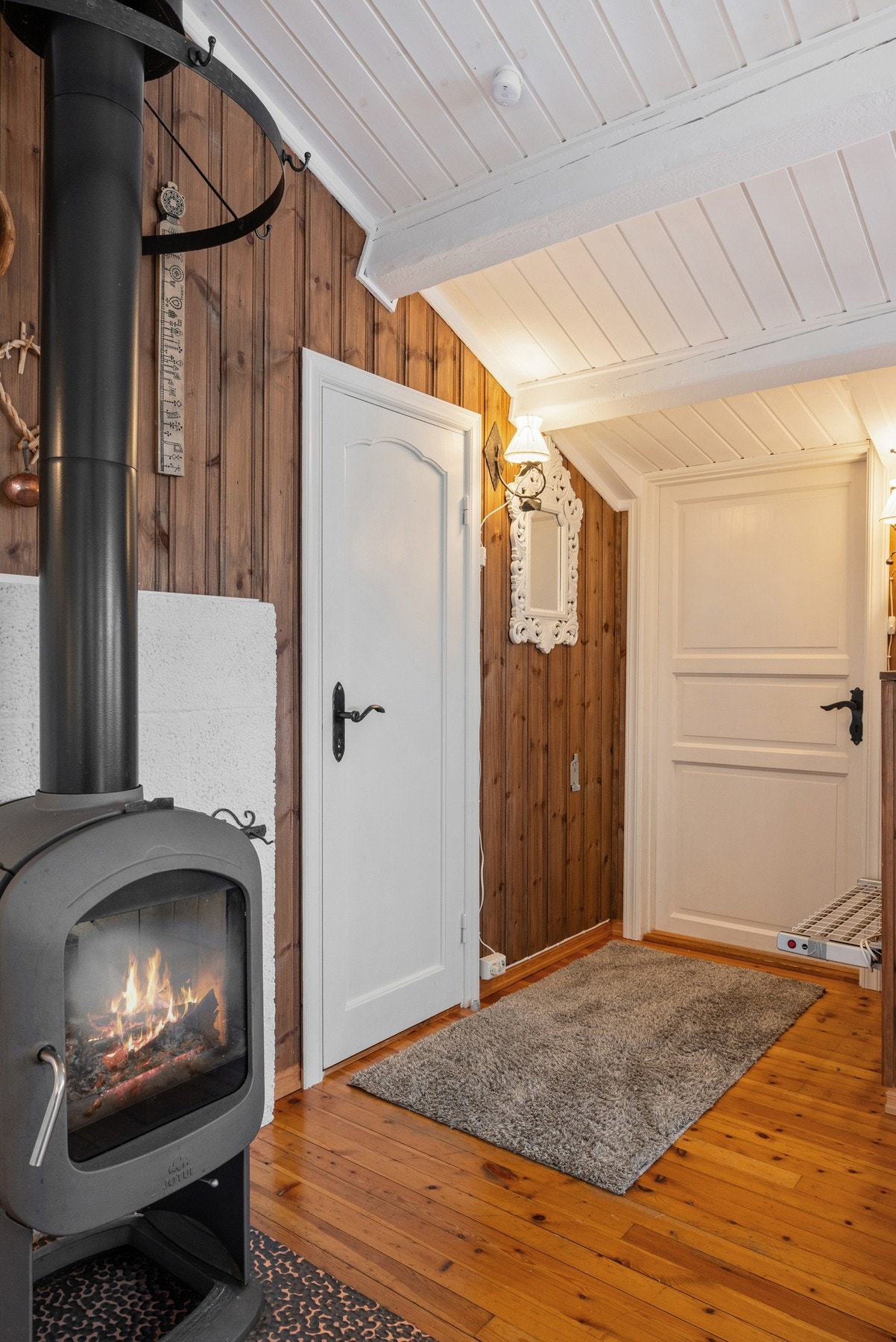 Gang med dør inn til vindfang med muligheter for klesoppheng. Galleribilde