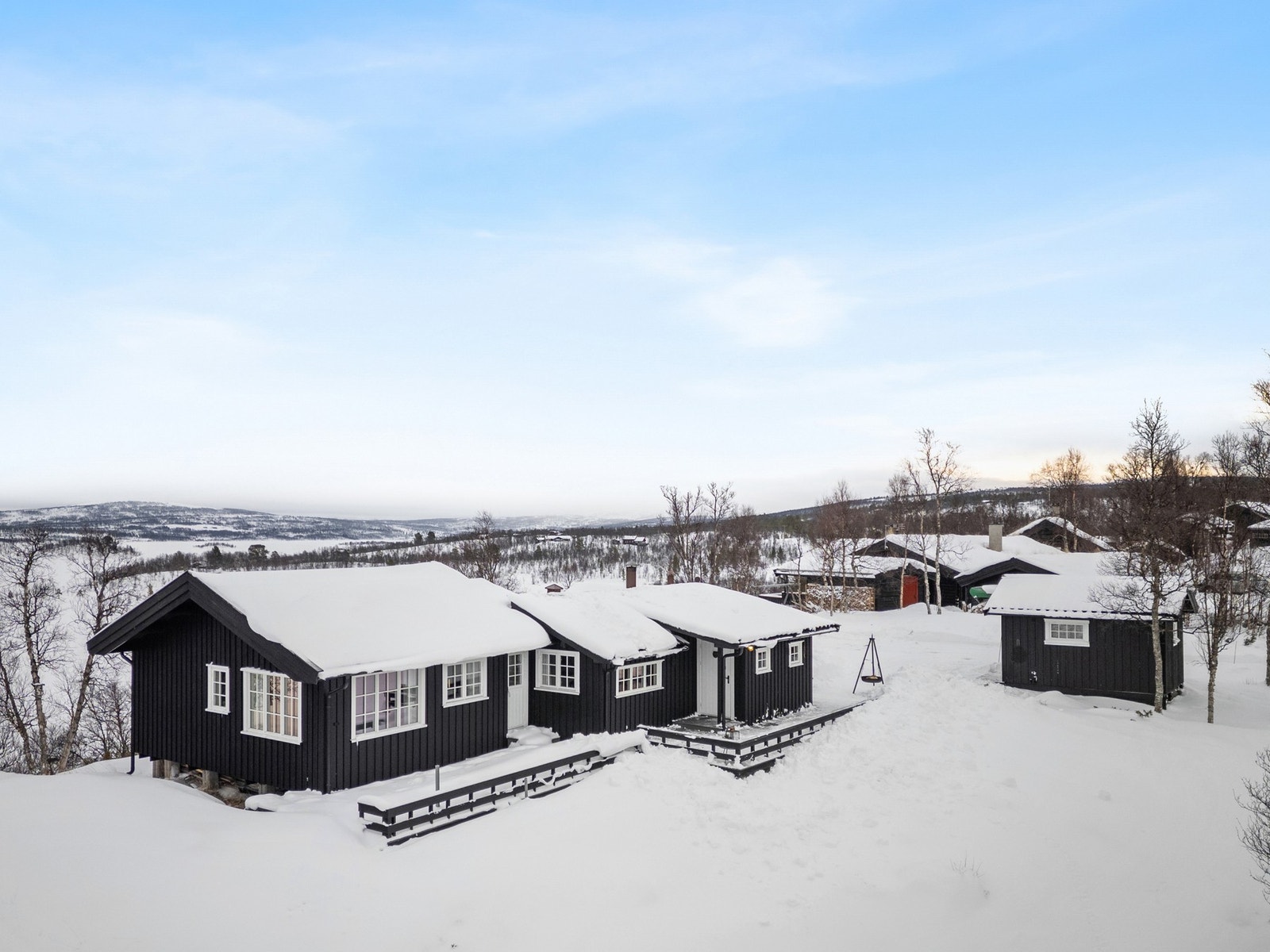 Eiendommen består av en romslig hytte oppført i 1971 med påbygg fra 2007, anneks og uthus. Galleribilde