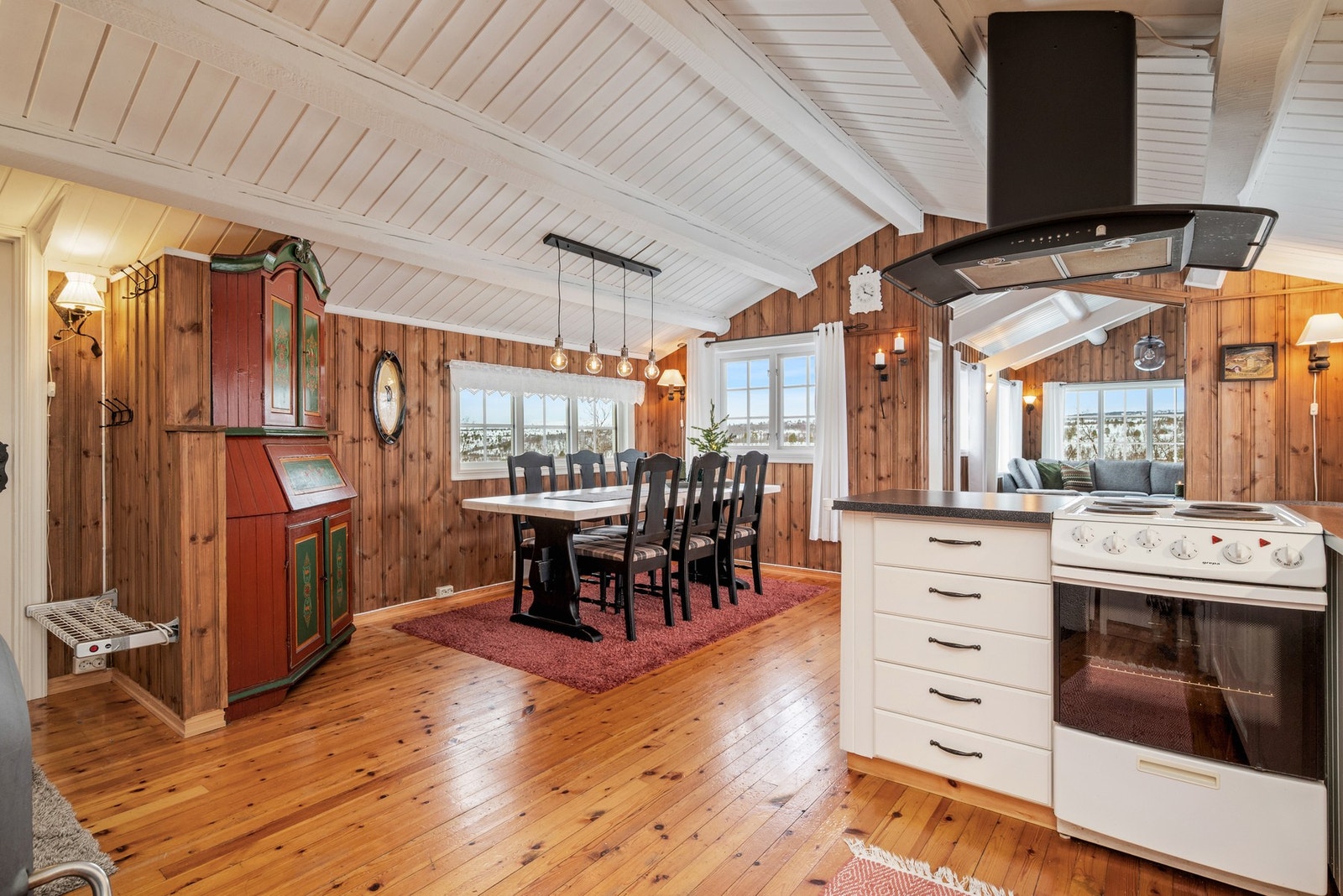 Spisegruppen finner sin naturlige plass ved kjøkkenet. Galleribilde