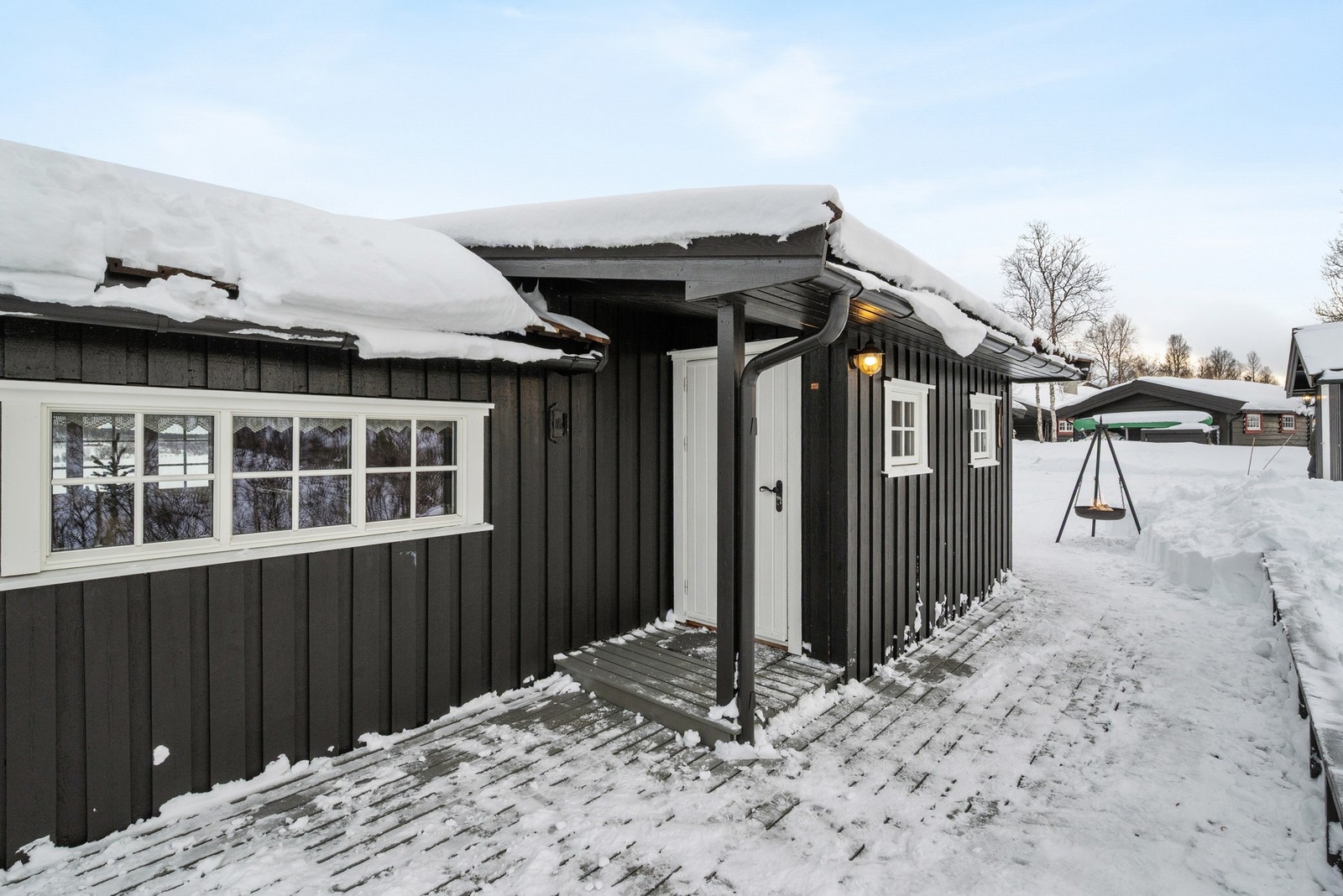 Terrassen strekker seg rundt store deler av hytta med flere gode oppholdssoner. Galleribilde