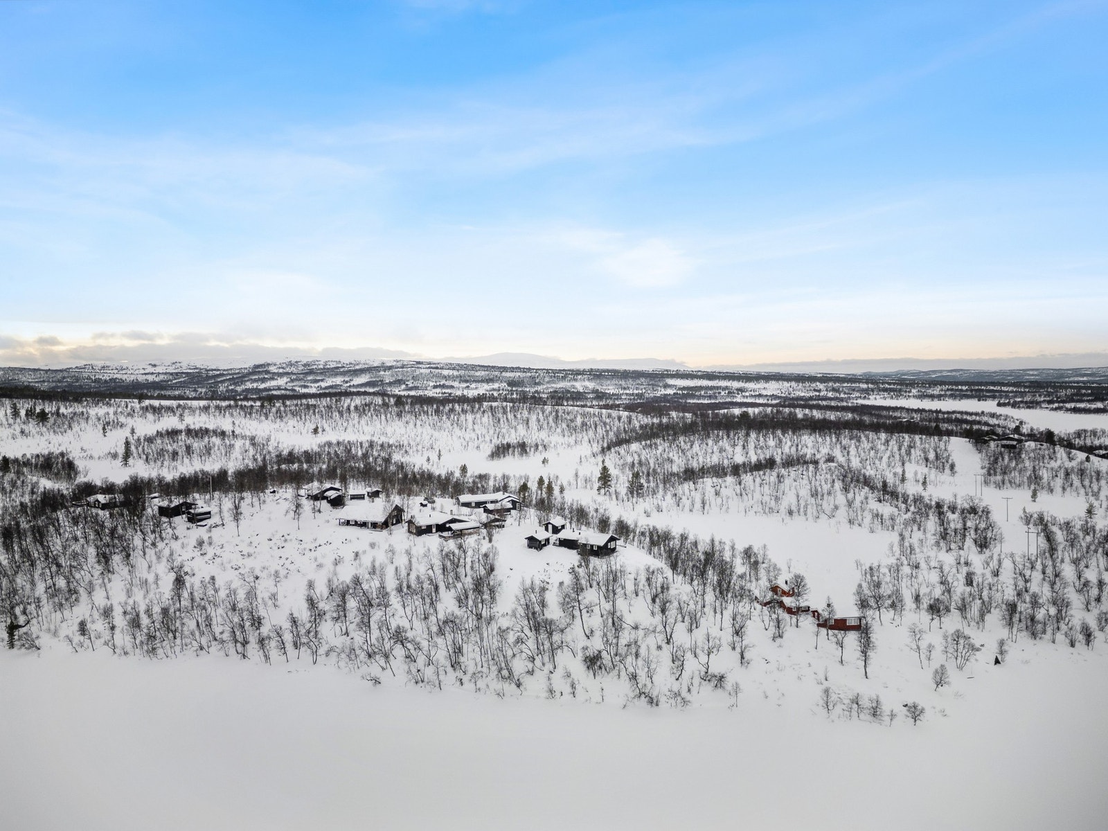 Hyttefeltet består av 8 eiendommer hvor hyttetunet ligger lengst inn i feltet. Galleribilde