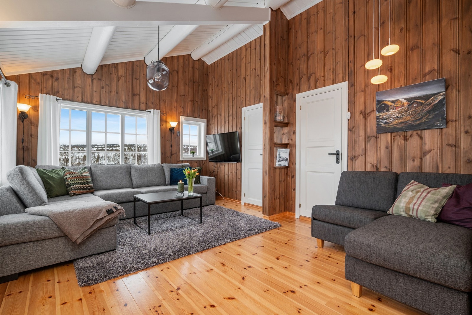 Den gode takhøyden skaper en lys, luftig og romslig romfølelse i hele hytta. Galleribilde