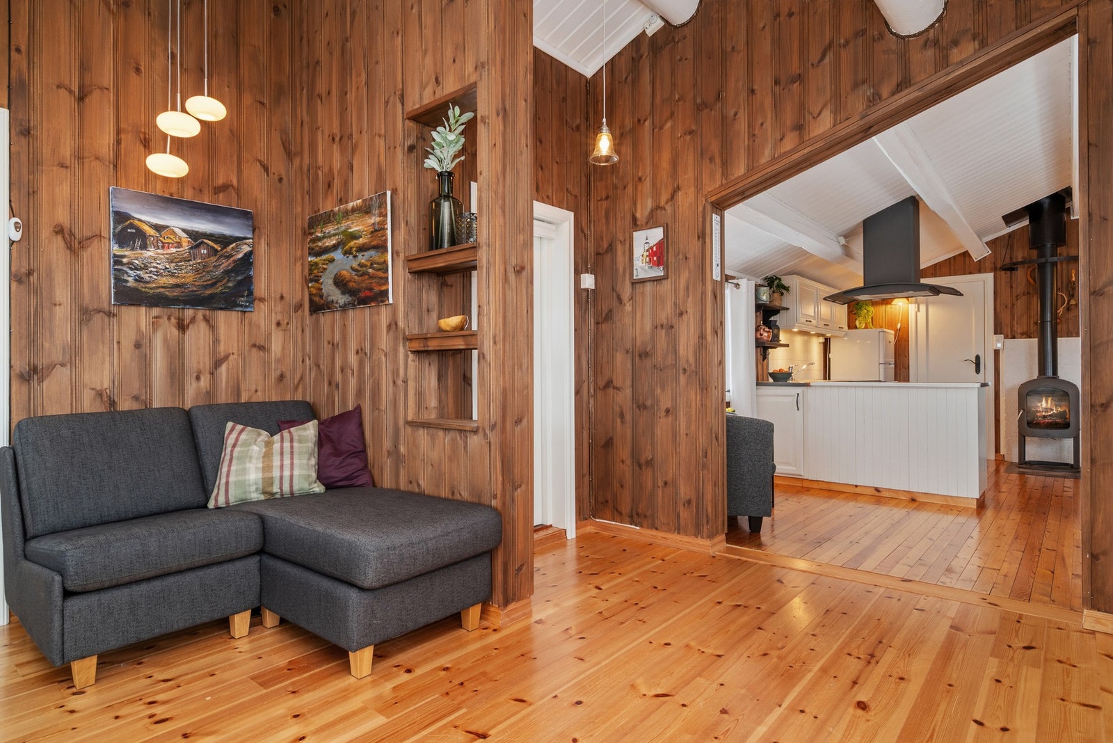 Hytta har oppvarming med panelovner og en herlig vedovn. Galleribilde