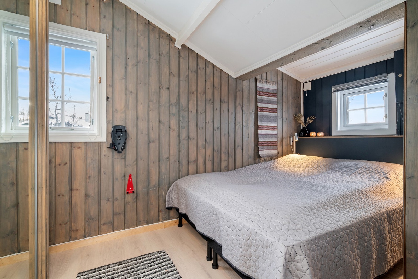 Hytta har 3 gode soverom. Hovedsoverommet er på 6,5m² og er innredet med skyvedørsgarderobe. Galleribilde