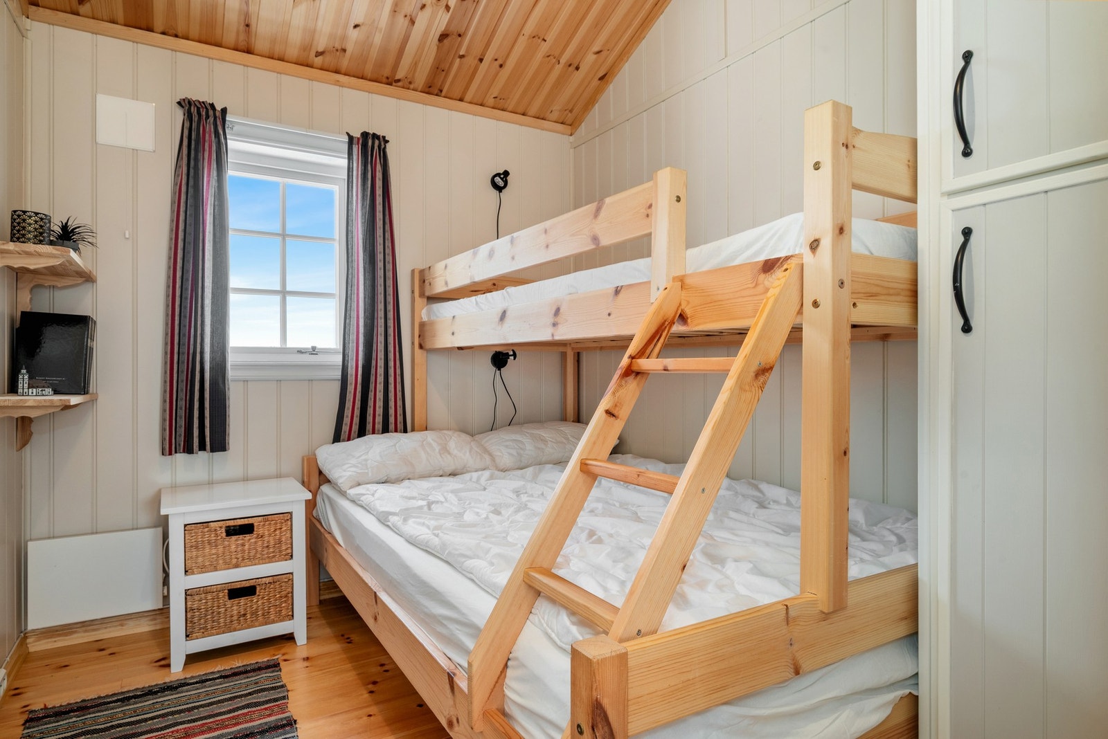 Soverom på 5,5m² med garderobeskap. Galleribilde