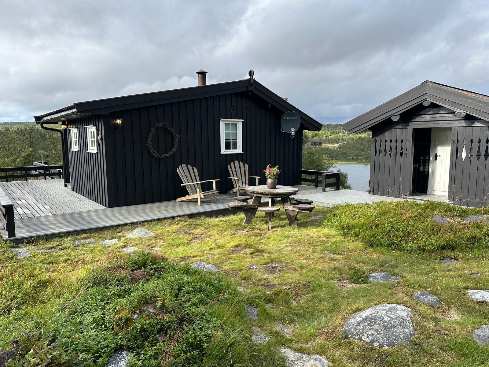 Eiendommen er like fin sommer som vinter. Selgers private bilde. Galleribilde