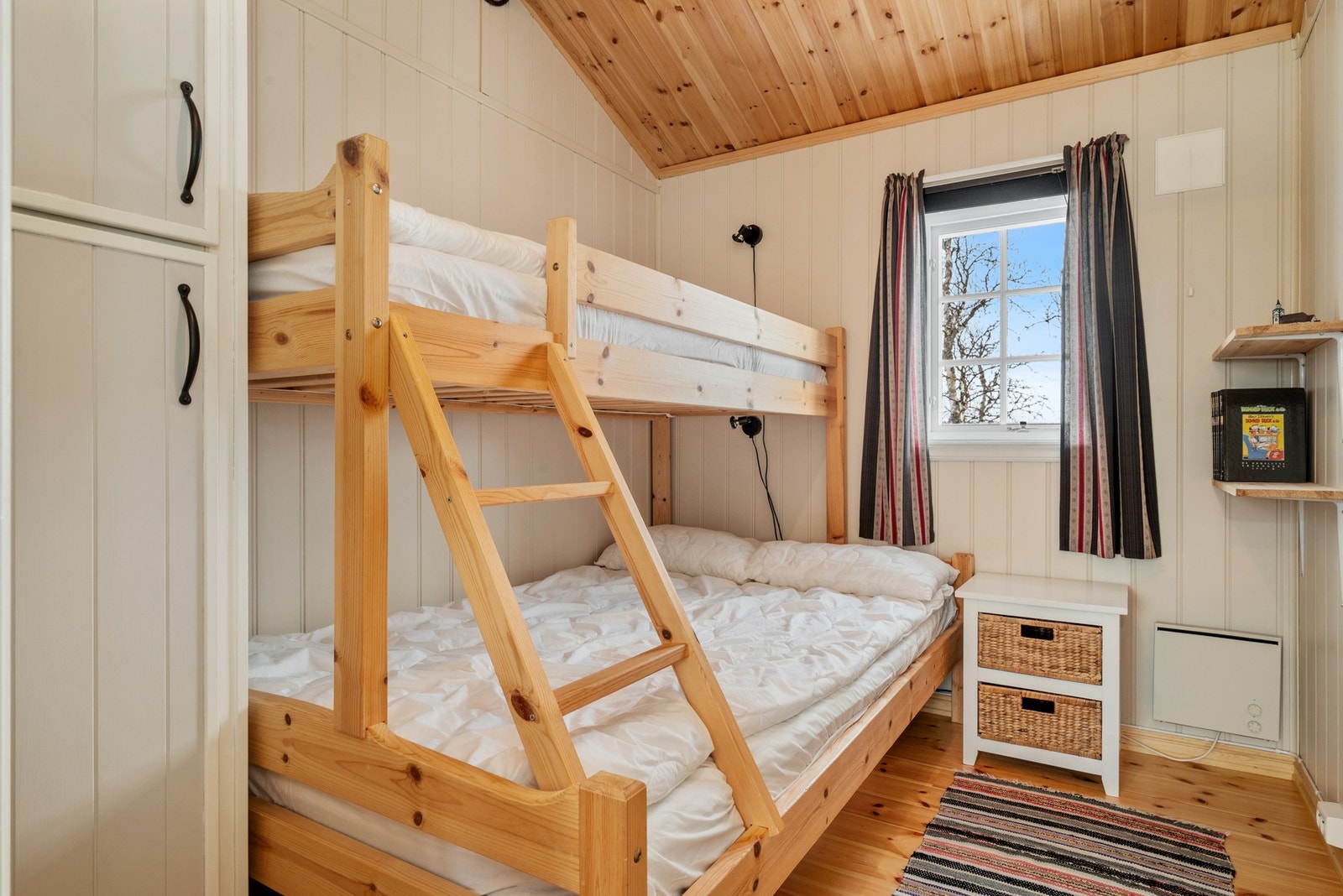 Soverom på 5,5m² med garderobeskap. Galleribilde