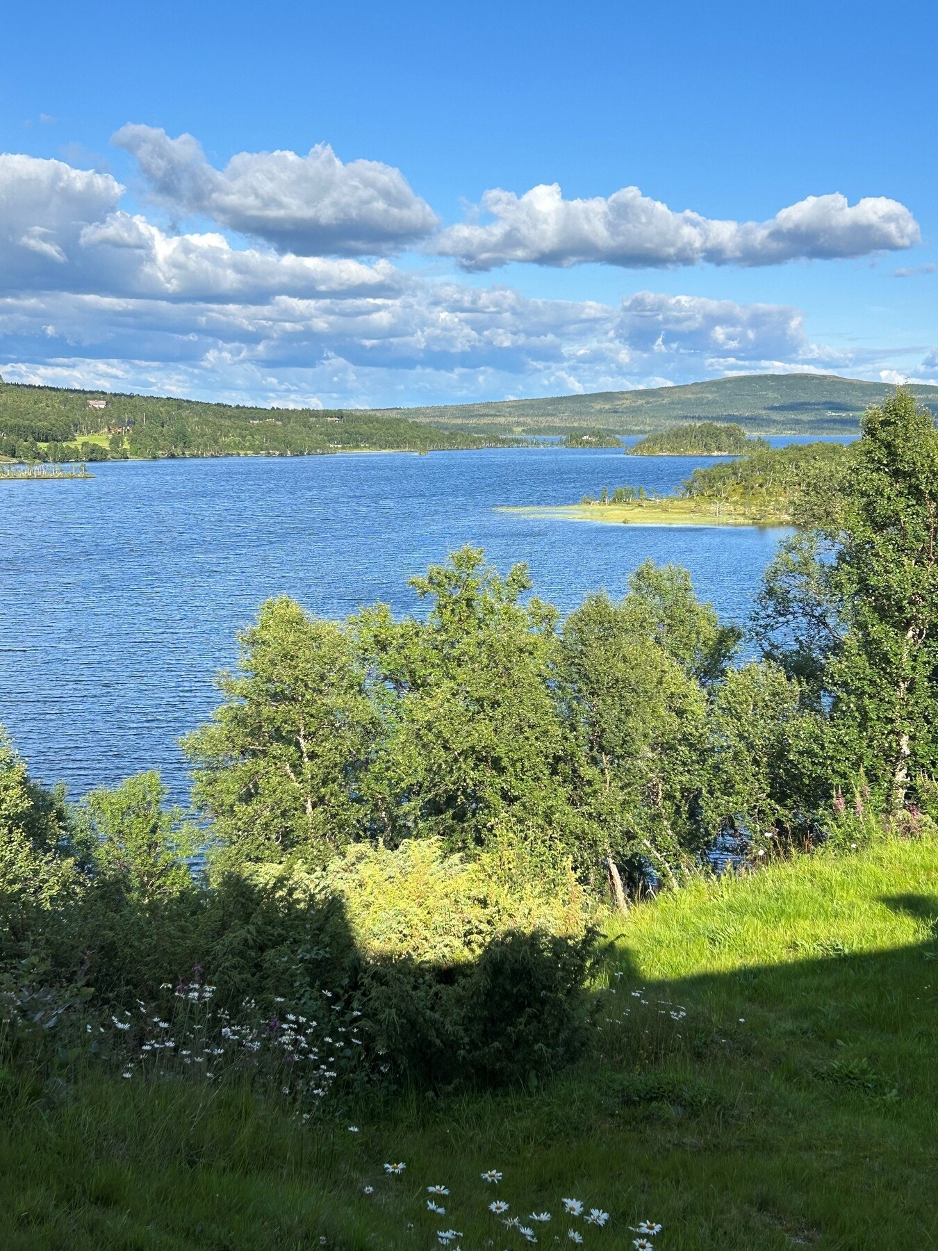 Djupsjøen byr på fine badeplasser og båtturer. Galleribilde