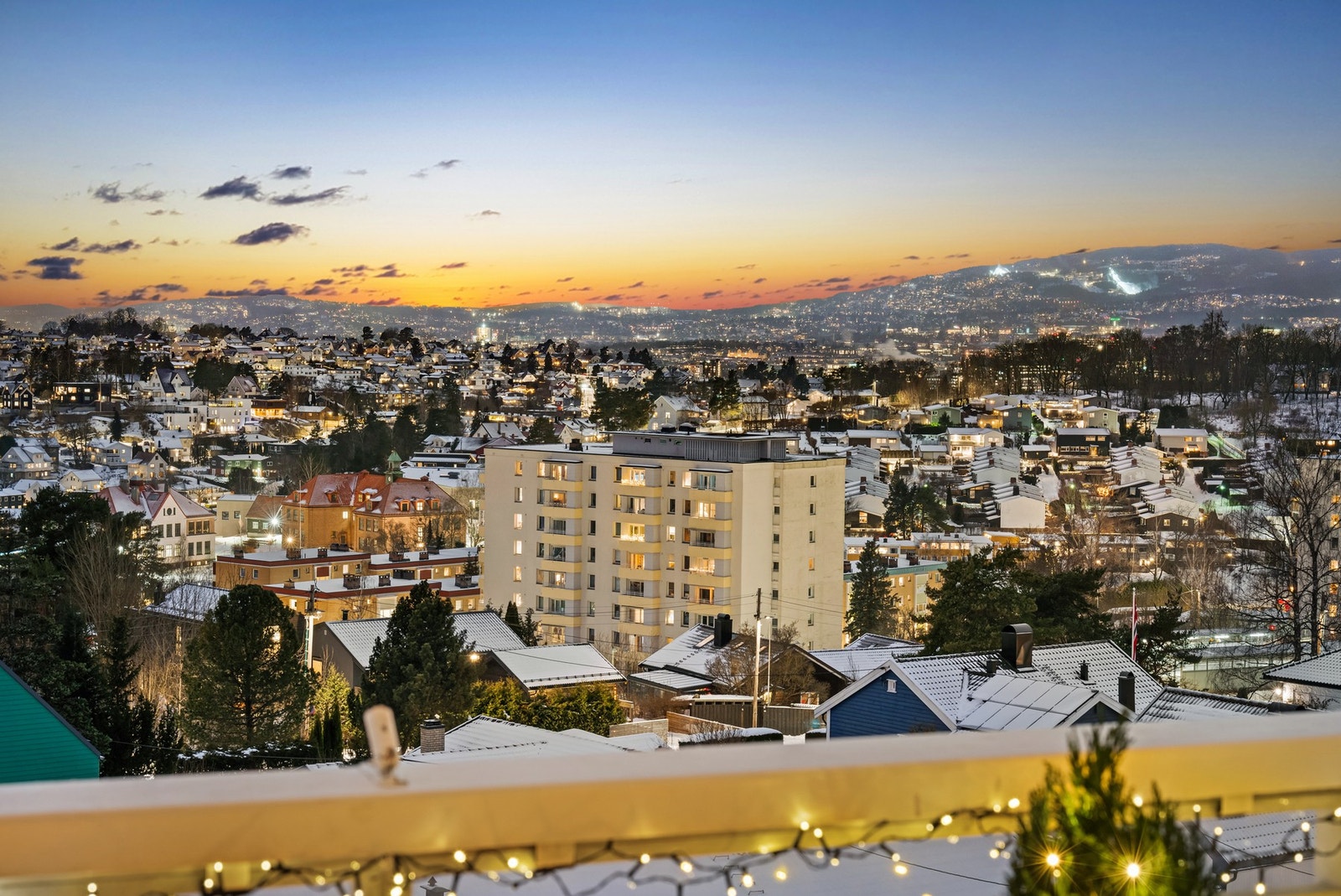 Plassert øverst i bygget får leiligheten fantastisk panoramautsikt - der Holmenkollen skimtes i det fjerne. Galleribilde