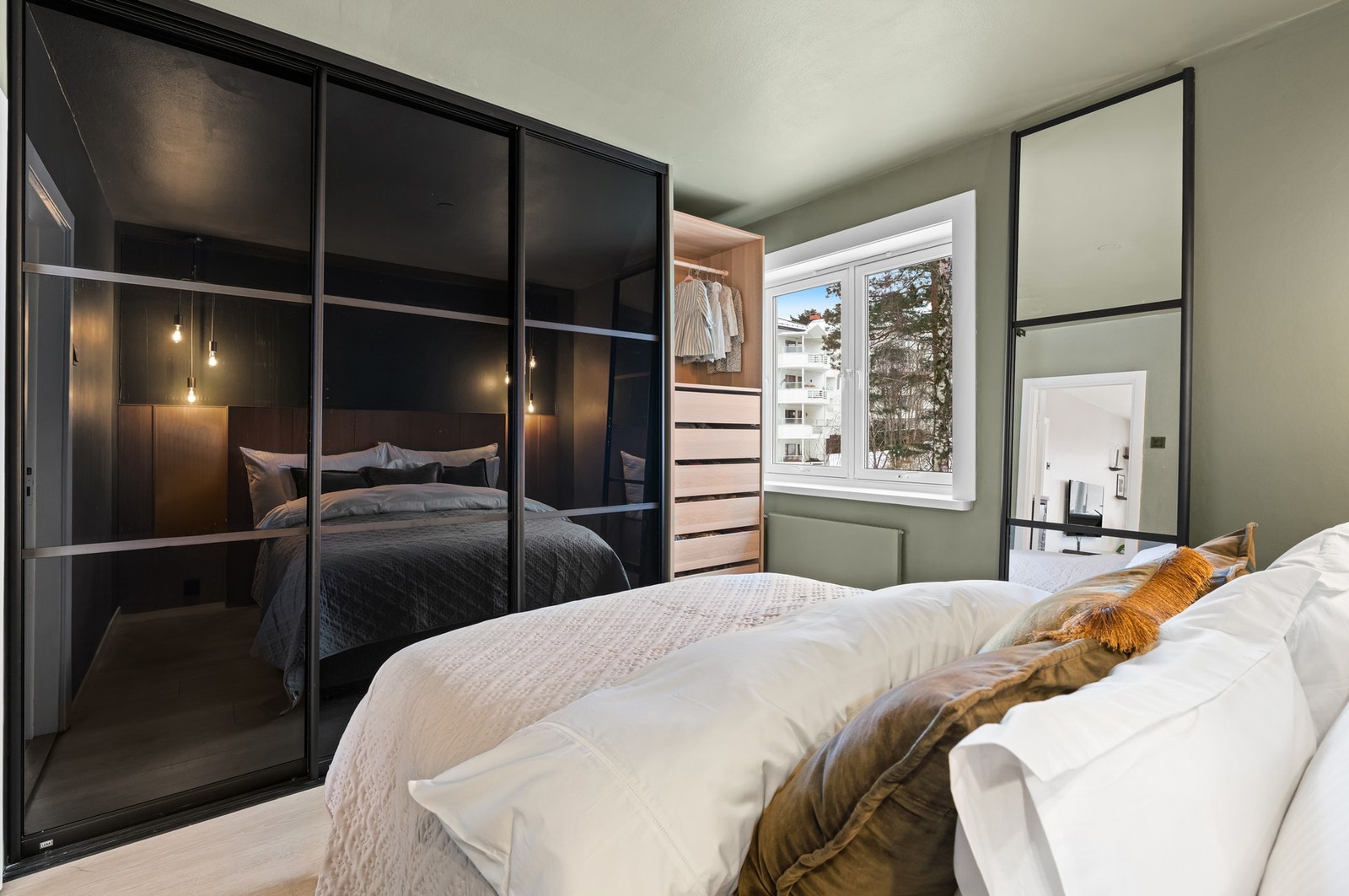 Langs den ene veggen er det montert garderobeskap med skyvedører, garderobeskapet er fra LEBA og ble montert i 2021. Galleribilde