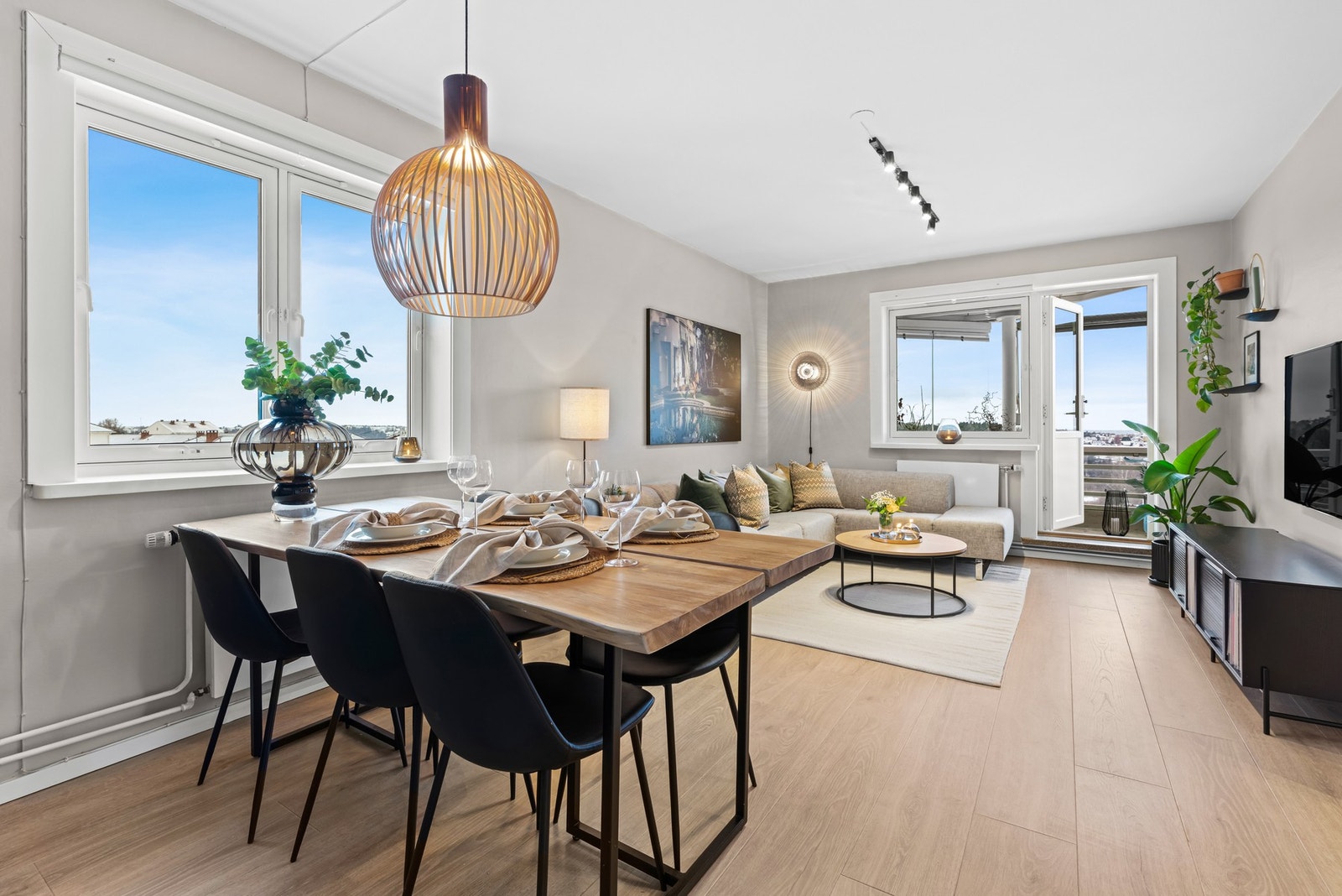 Stuen er lys, luftig og tiltalende med vinduer på to sider. Galleribilde