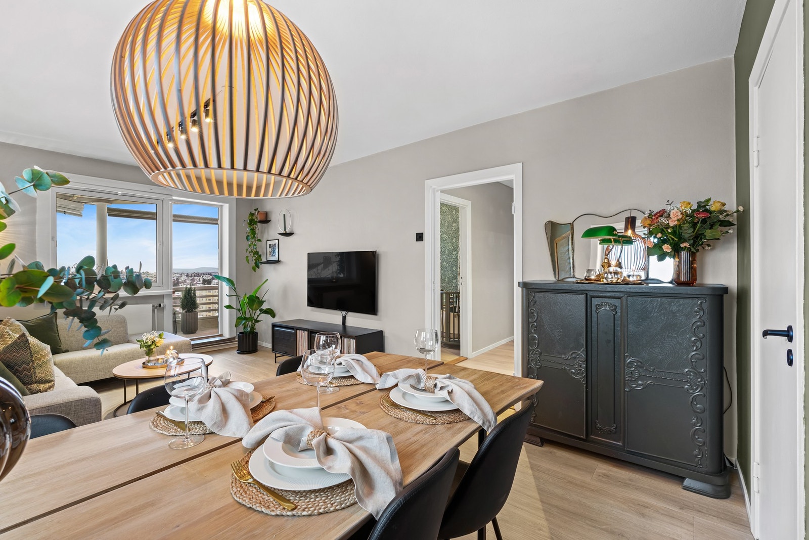 Fra stuen tar vi turen via gangen og videre inn på kjøkkenet. Galleribilde