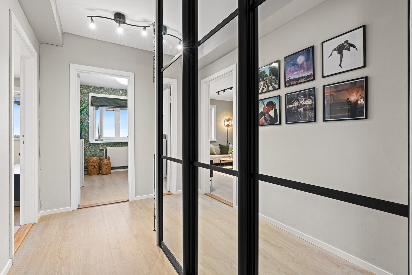 I entréen er det gode lagringsmuligheter for klær og sko i garderobeskap langs den ene veggen. Galleribilde