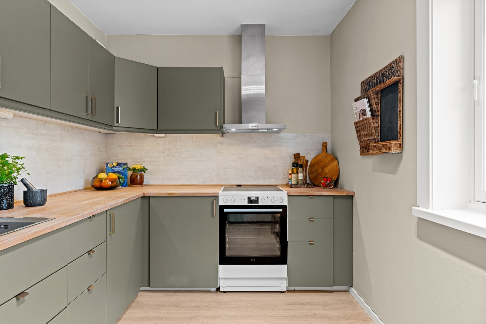 Innredningen er fra Ikea og har skrog fra 2017, innredningen ble overflateoppusset i 2024 med nye skapfronter som ble malt. Galleribilde