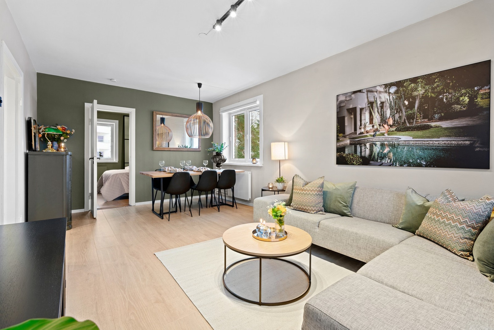 Leiligheten er pusset opp i nyere tid, blant annet med nye gulv og oppdaterte veggflater. Galleribilde