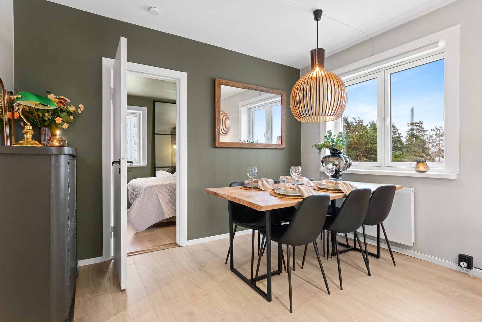 Fyring og grunnpakke kabel-TV og internett (Telia) er inkludert i felleskostnadene. Galleribilde