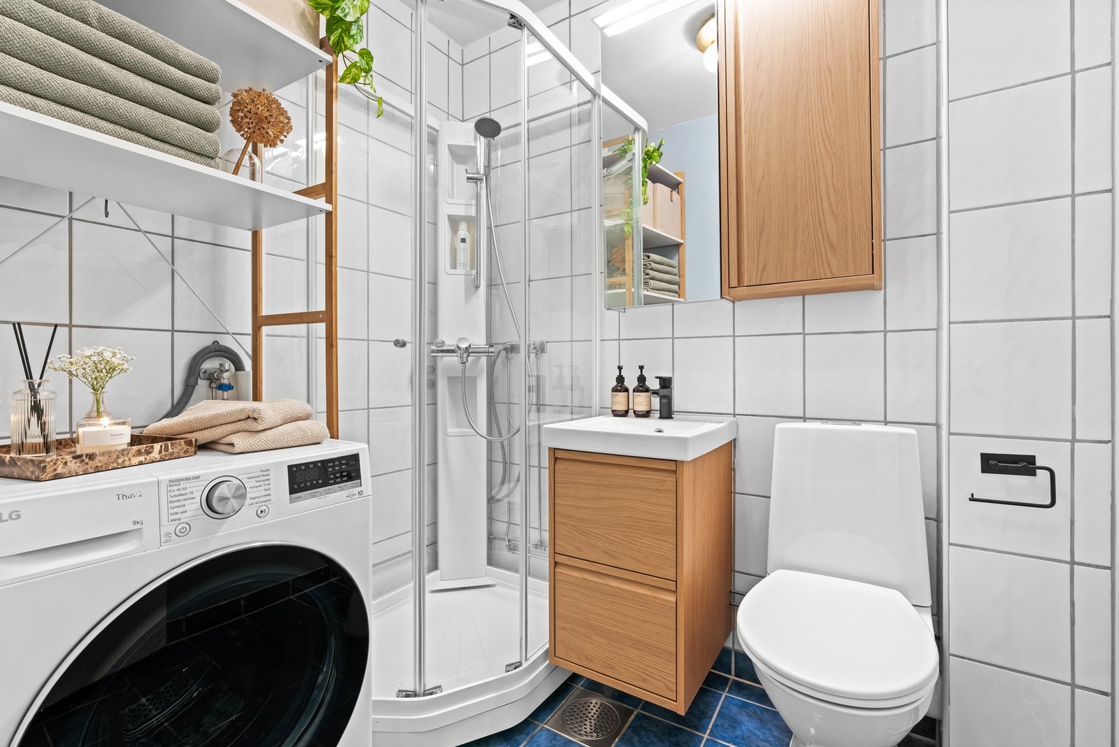 Baderommet er rehabilitert i regi av borettslaget, rehabilitering av badene i borettslaget ble avsluttet våren 2002. Baderommet ble oppgardert med nytt servantskap og matchende veggskap i 2025. Galleribilde