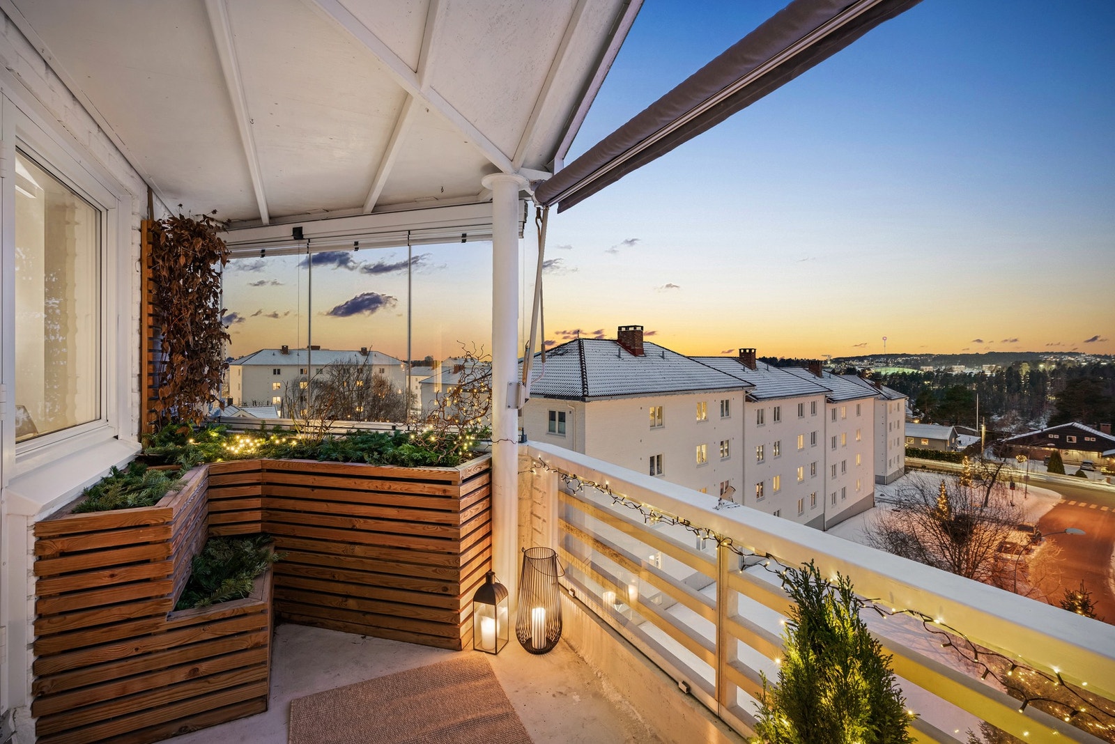 Det er levegger med innglassing på sidene og markise montert i front. Galleribilde