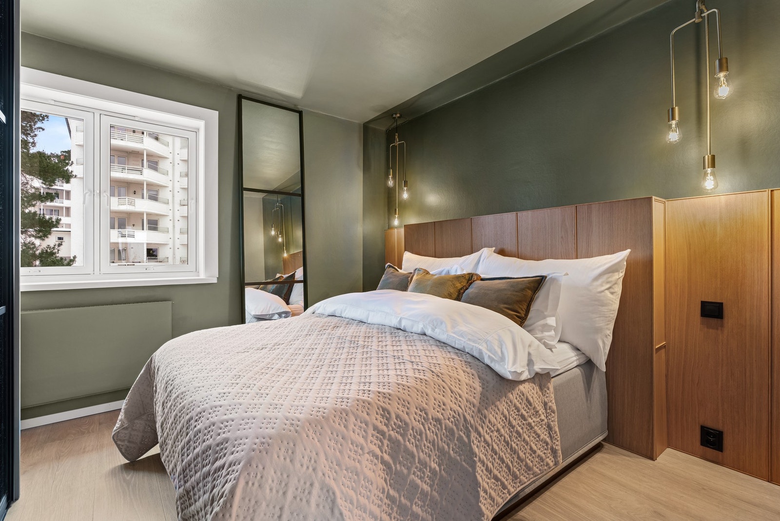 Leiligheten har to gode soverom. Det største ligger i tilknytning til stuen og benyttes som hovedsoverom. Galleribilde