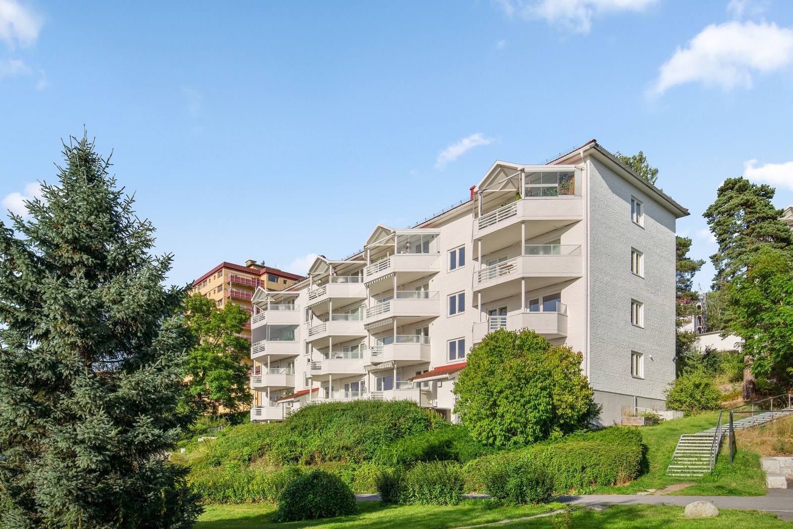 Nærheten til marka og Østensjøvannet med turområder, samt kort avstand til buss, T-bane og kjøpesenter gjør dette til et attraktivt sted å bo. Galleribilde