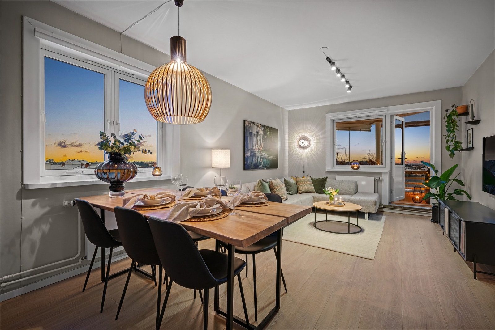 En attraktiv topp- og endeleilighet med fritt utsyn over nærområdet og mot Holmenkollåsen. Galleribilde