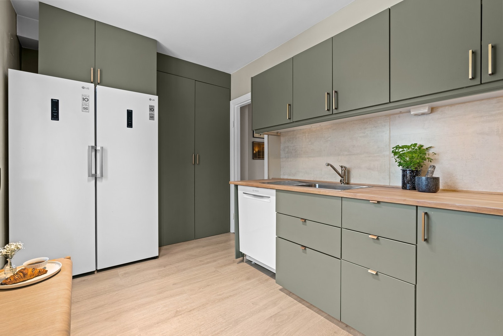 Rommet er godt utnyttet med rikelig med skap- og benkeplass. Galleribilde