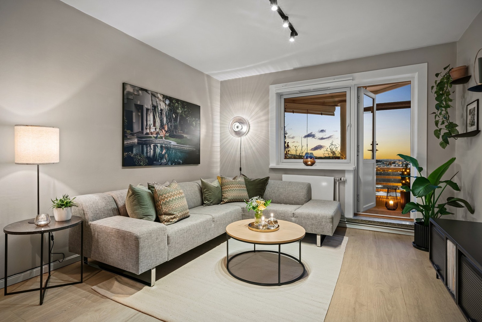 Leiligheten har en innbydende og møbleringsvennlig stue, med plass til sofagruppe med tilhørende TV-møblement og spiseseksjon. Galleribilde