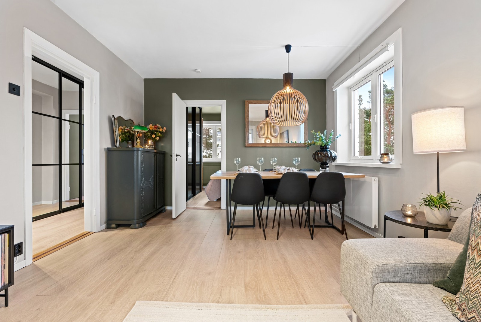 Leiligheten disponerer to store lagringsboder - en i kjeller og en på loft. Galleribilde