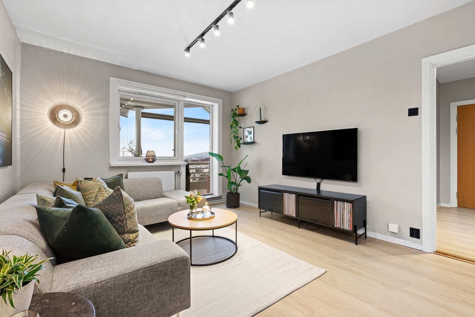 De gode vindusflatene slipper inn rikelig med naturlig lys og gir en god romfølelse. Vinduer og balkongdør ble skiftet i 2019, i regi av borettslaget. Galleribilde