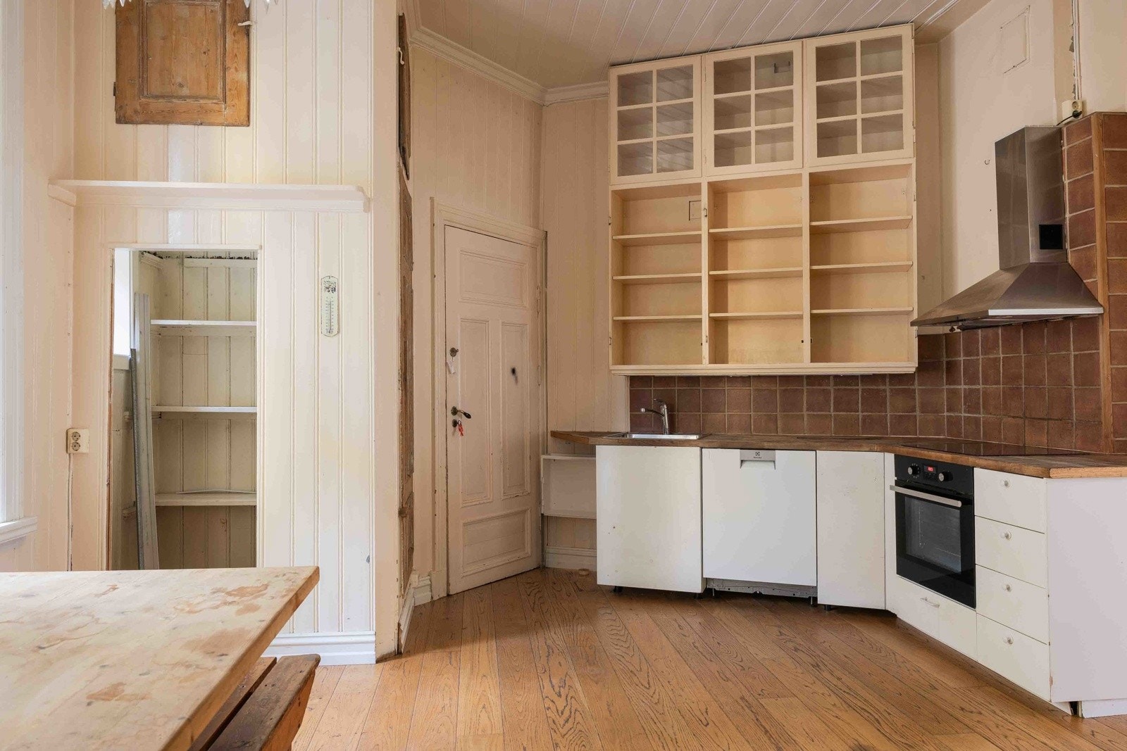 Fra kjøkkenet er det dør til baktrapp. Bod i baktrapp på ca. 2 kvm. Galleribilde