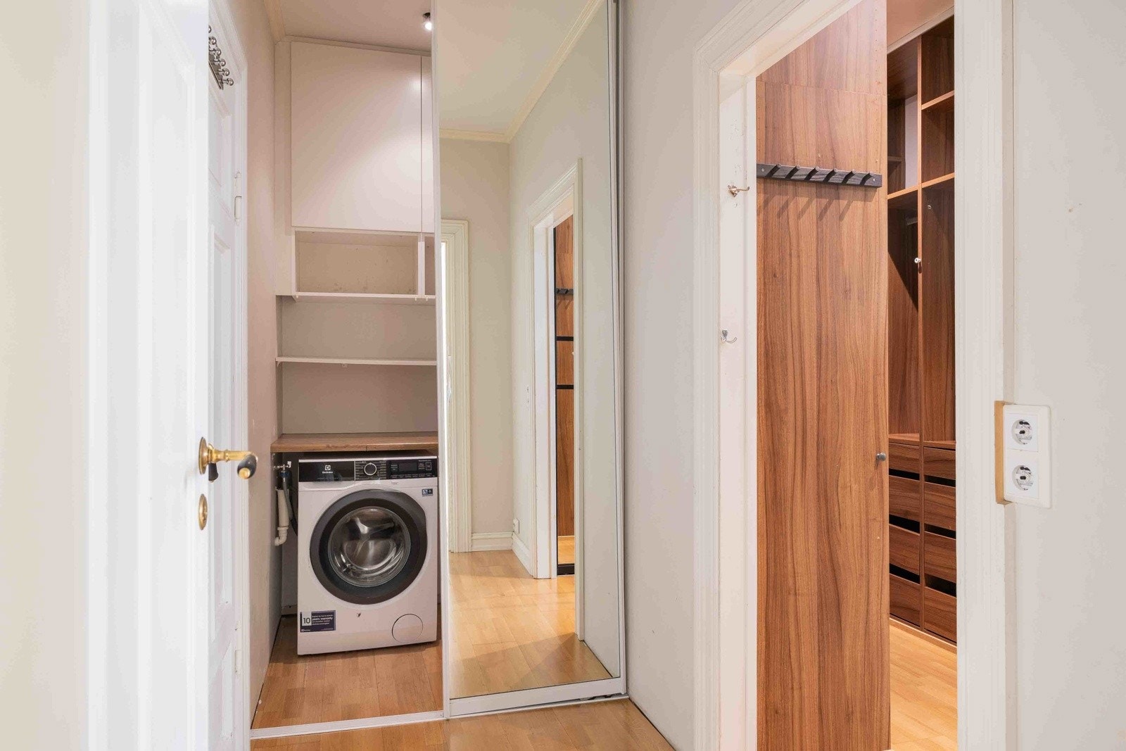 Garderobe med opplegg for vaskemaskin Galleribilde