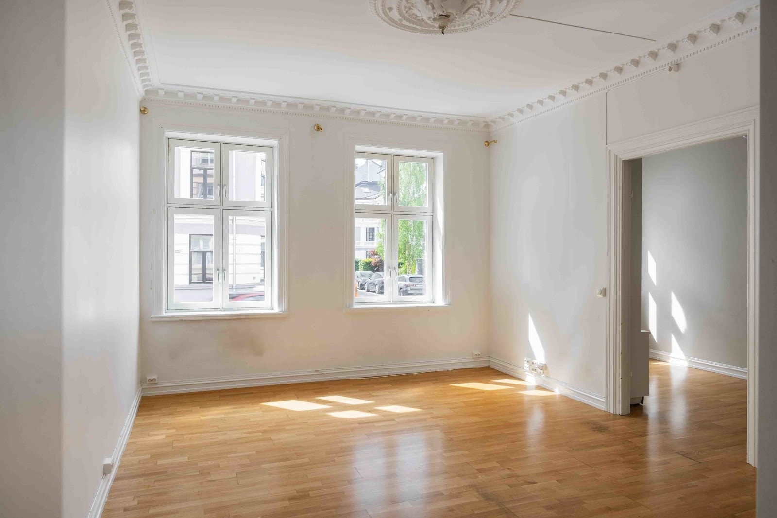 Klassiske detaljer som stukkatur, rosett, god takhøyde og store vindusflater Galleribilde