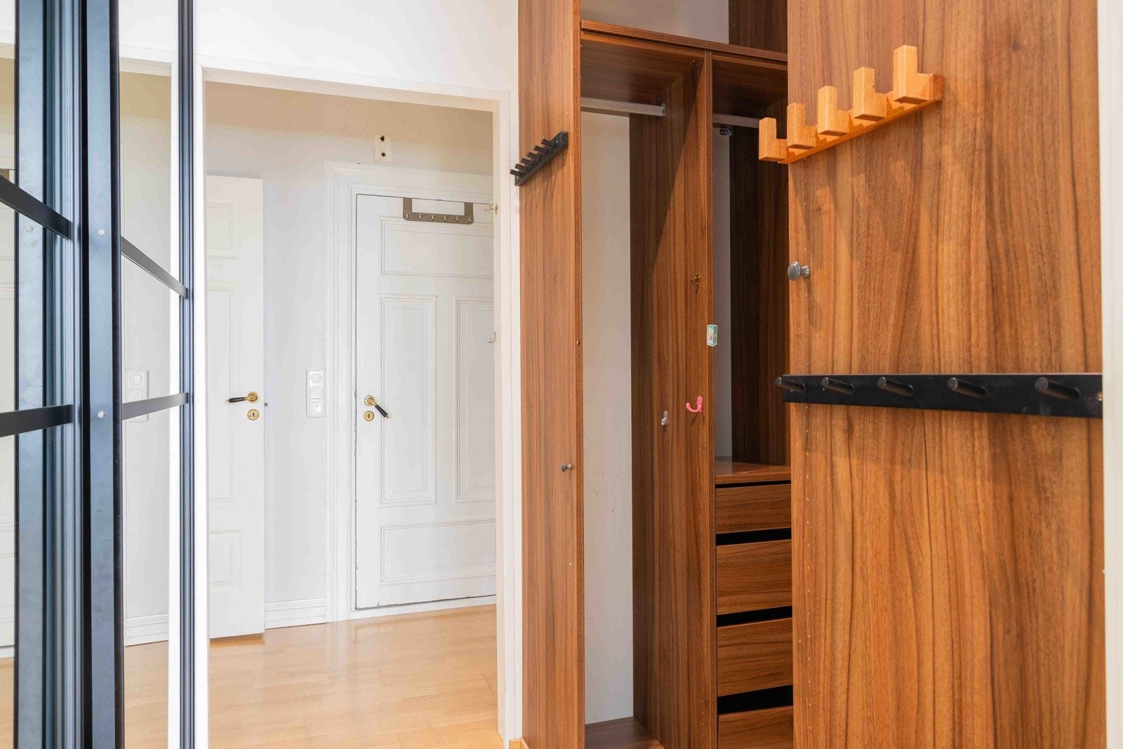 Walk-in closet i tilknytning til hovedsoverommet Galleribilde