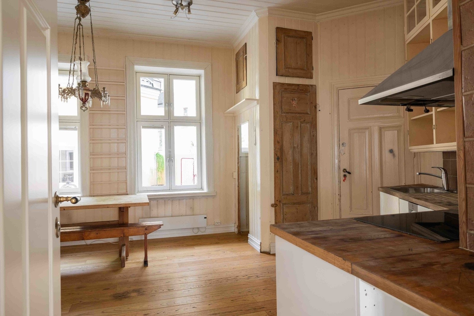 Separat kjøkken med eldre innredning (se ny planteging for rammetillatelse) Galleribilde