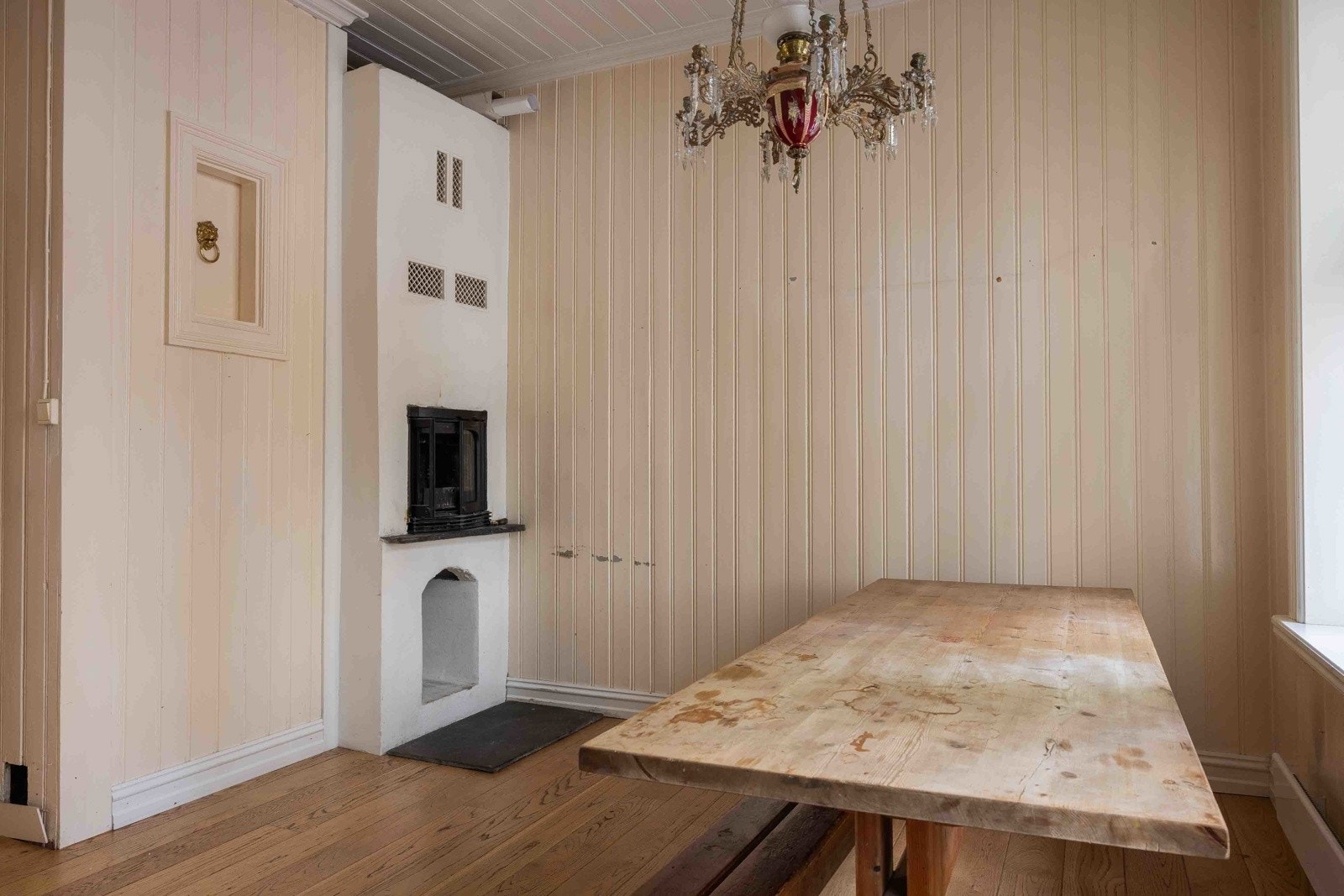 Det er også peis på kjøkkenet. Det er ingen info om piper/feiing. Galleribilde