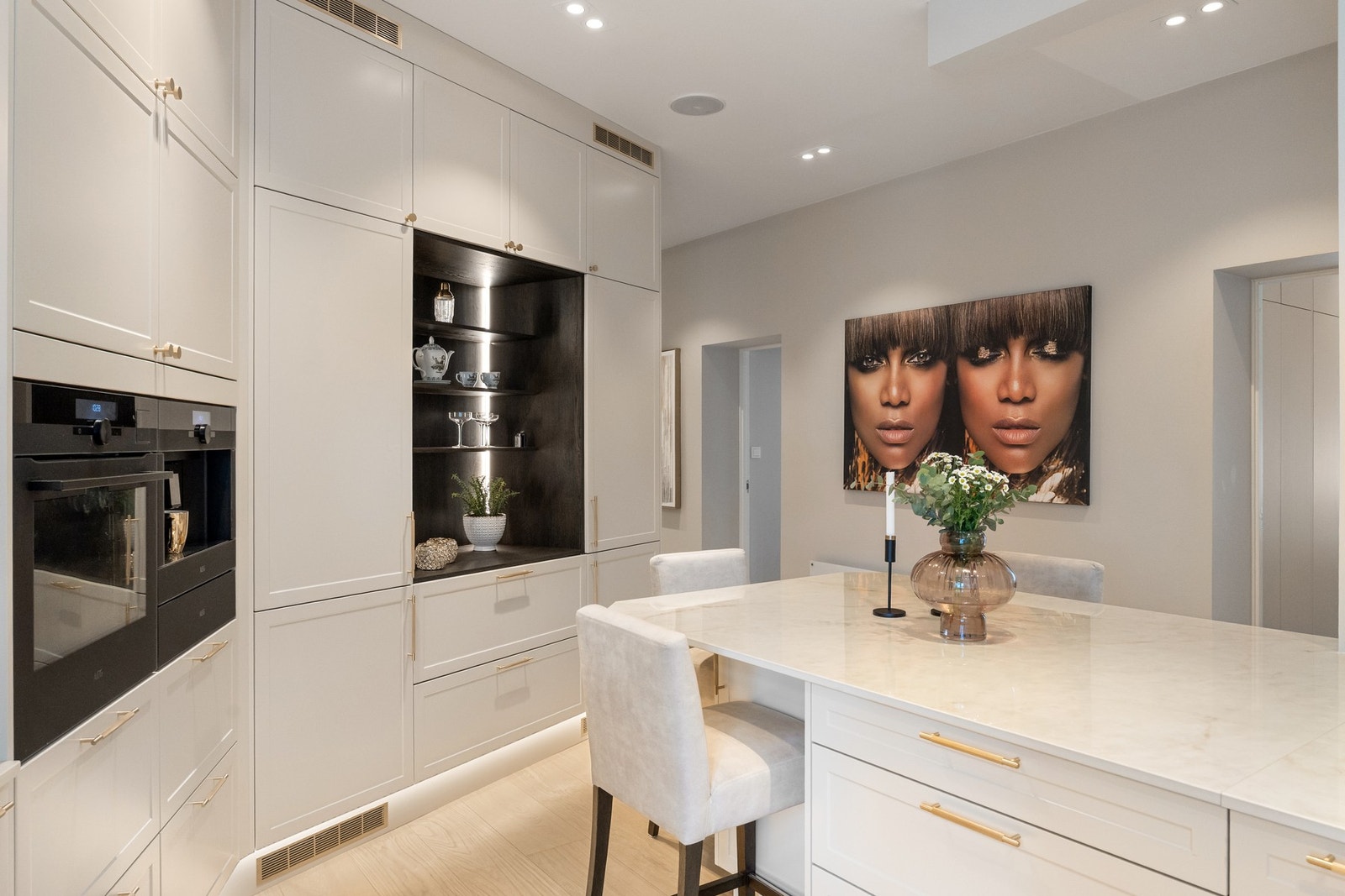 Praktisk og romslig løsning med god skap og benkeplass, samt kjøkkenøy som fungerer som et naturlig samlingspunkt. Galleribilde