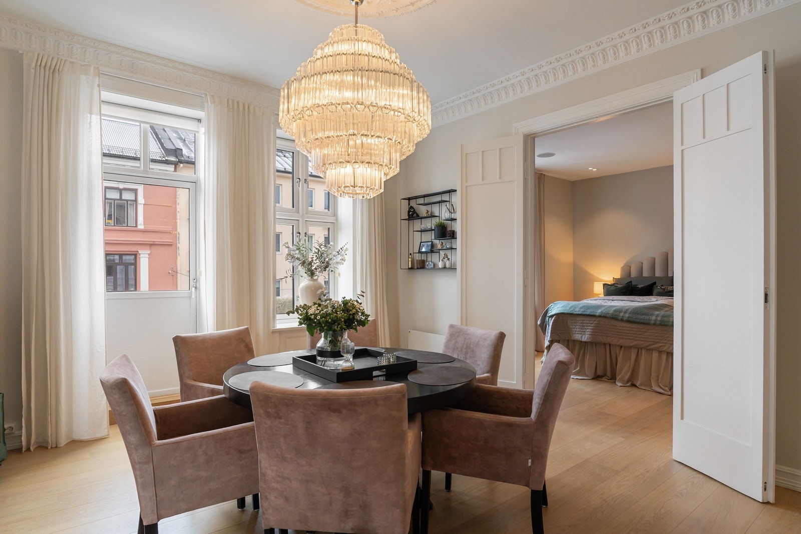 Fra spisestuen er det direkte utgang til en hyggelig balkong med smijernsrekkverk, med plass til stoler, lite bord og grill. Galleribilde