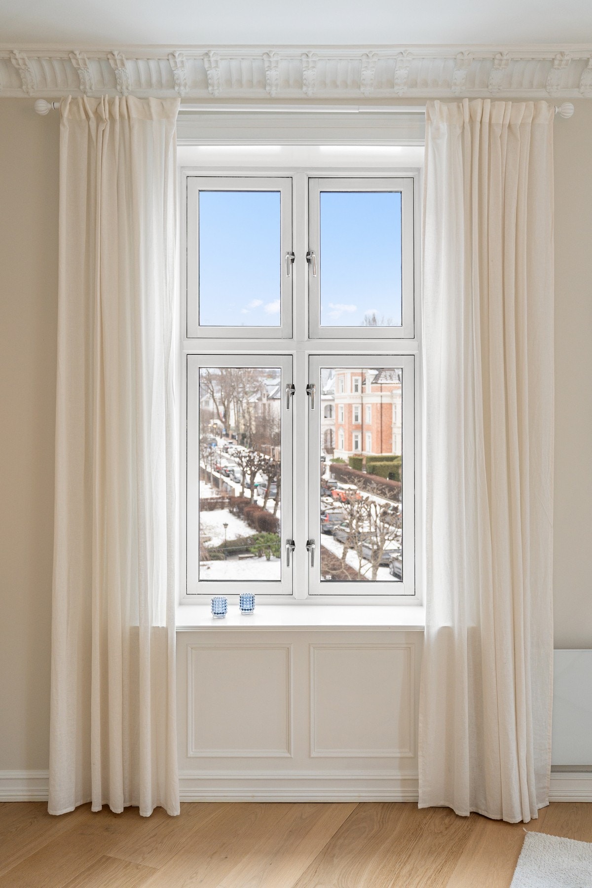 Store vindusflater slipper inn rikelig med naturlig lys og skaper en luftig atmosfære. Galleribilde