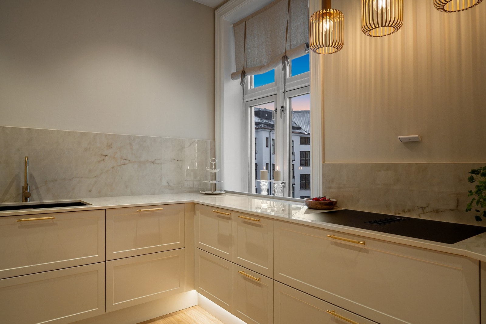 Kjøkkenet har integrert oppvaskkum og ventilator, samt stemningsfull LED-belysning under skap og i sokkel. Galleribilde