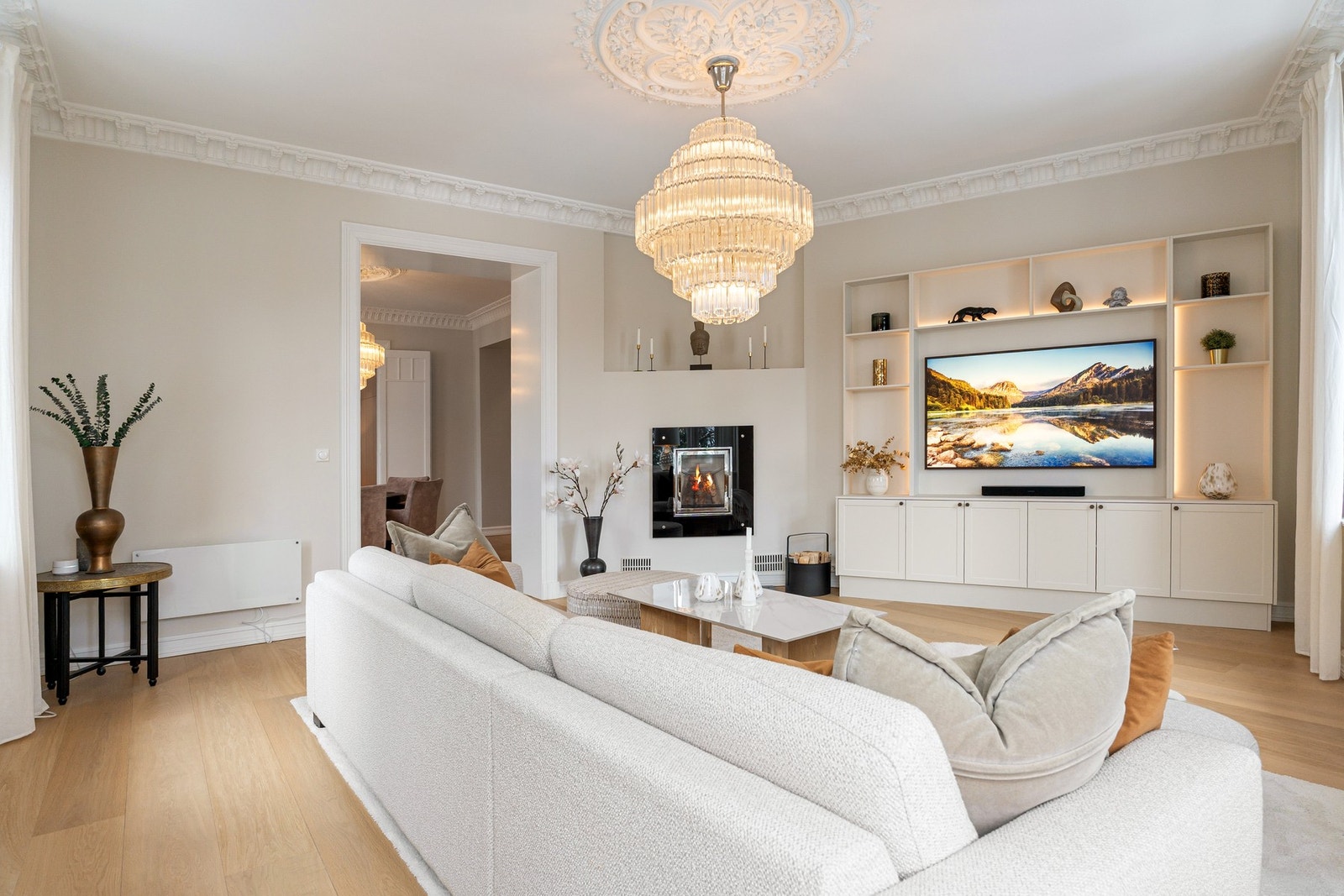 Videre er det en nydelig snekkerbygd TV-nisje med flotte detaljer og integrert LED-belysning, samt skjult opplegg for TV med kabelføring fra baksiden. Galleribilde